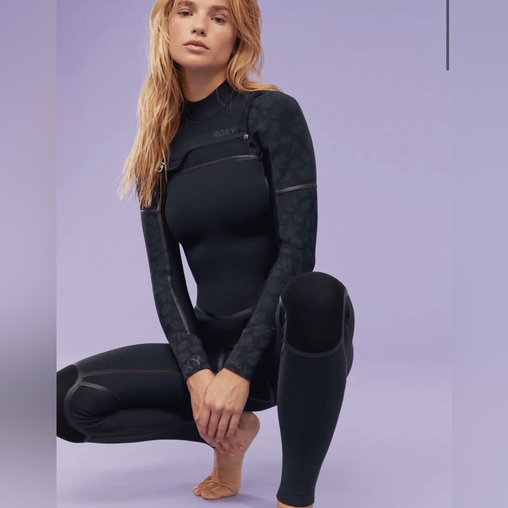 5/4 front-zip Roxy wetsuit with hood